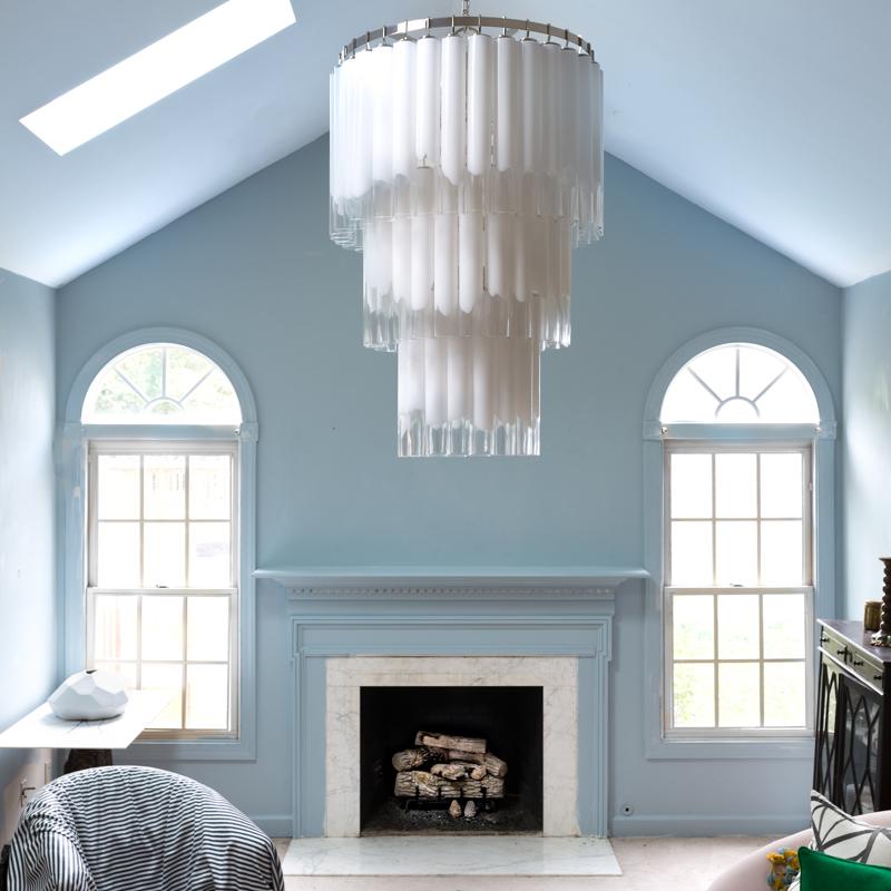 Opt for a statement ⁤chandelier to inspire elegance ⁤in your blue ⁤living room