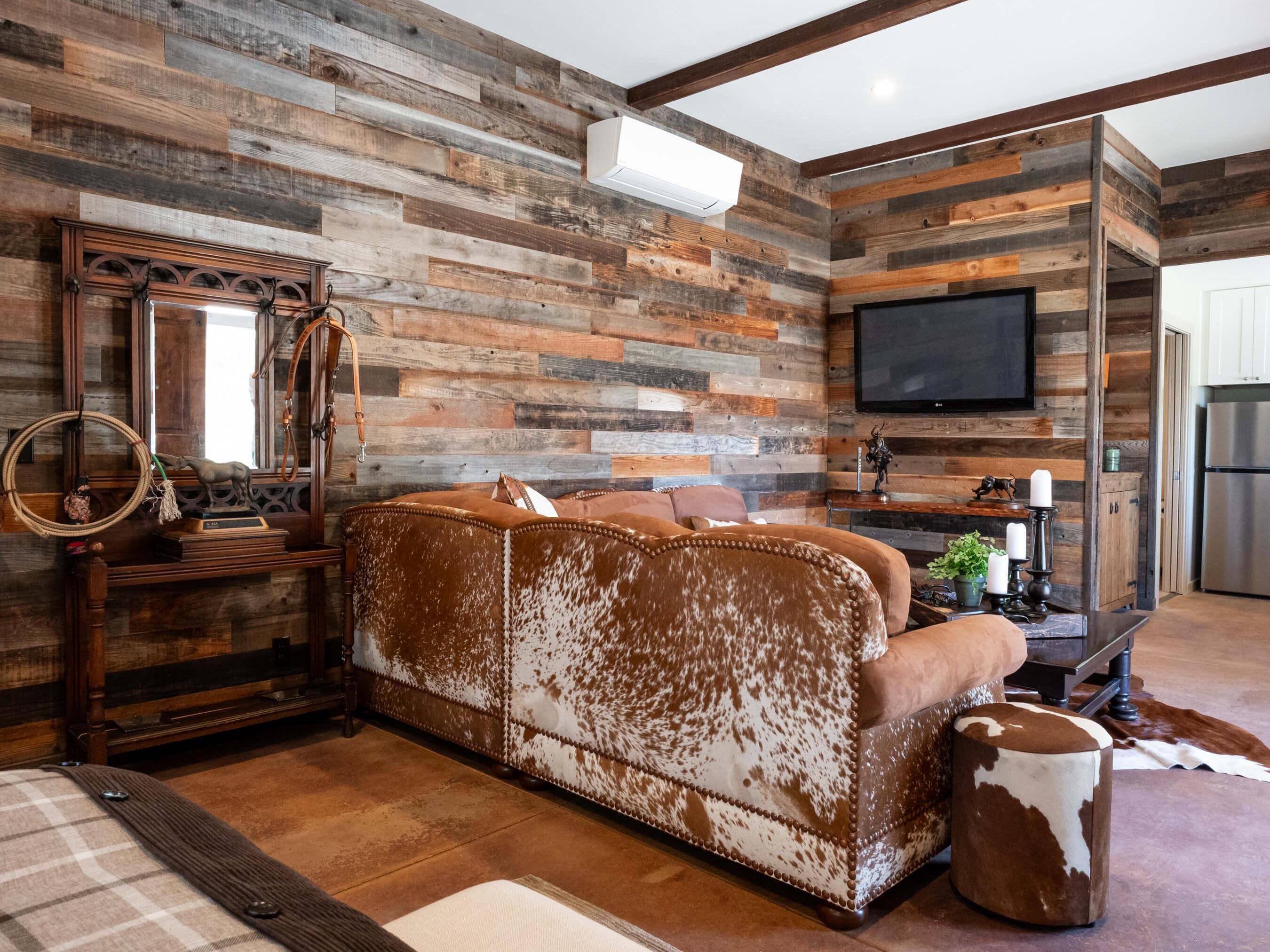 Rustic​ Living Room: Use reclaimed⁤ wood ‍and earthy tones ‍for a‌ warm feel