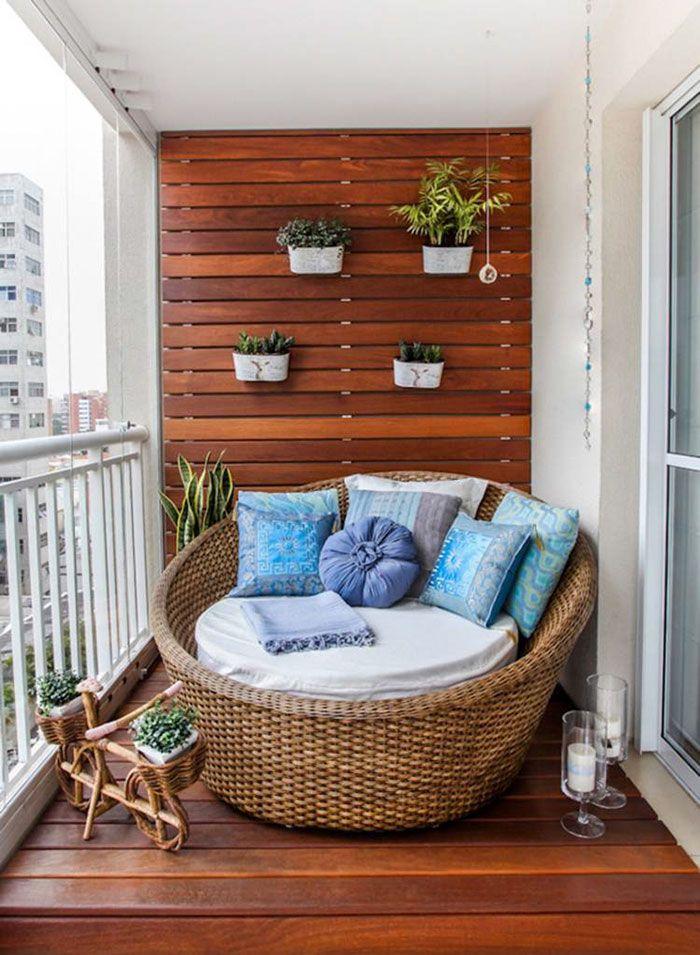 Create a cozy reading nook on your small⁢ balcony