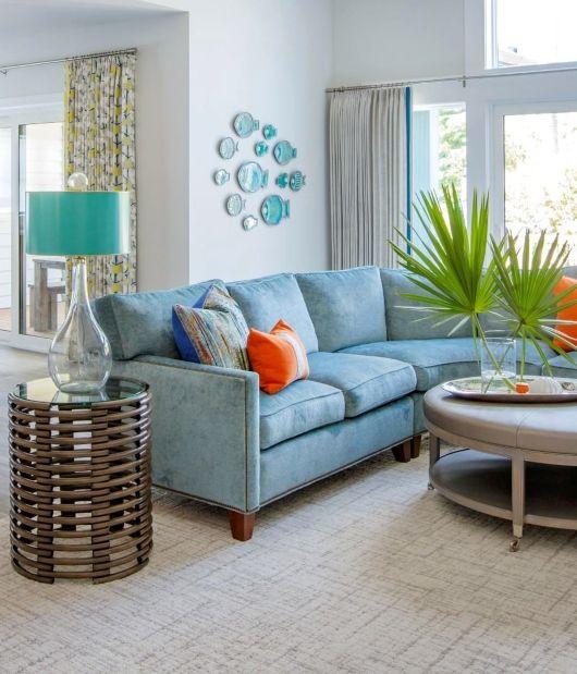 Coastal decor complements a bright⁤ blue living room theme