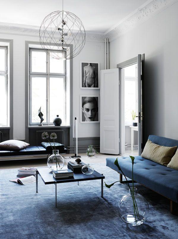 A minimalist approach in a blue living room⁢ feels spacious