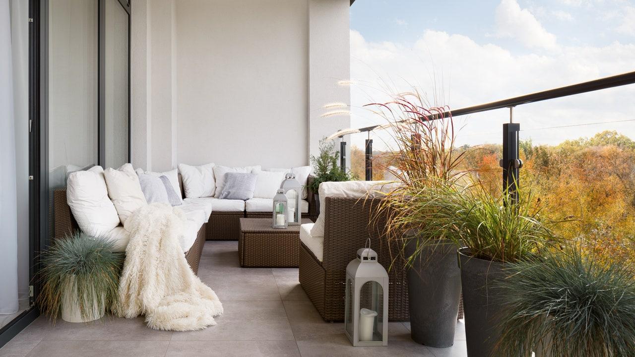 Use décor that reflects‍ your style for personality on small balconies