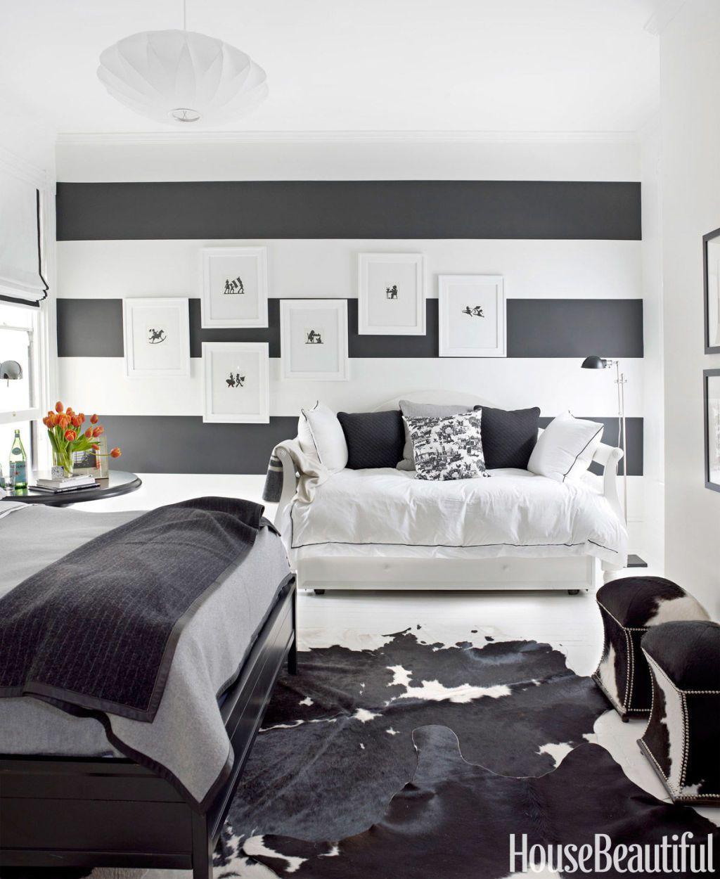 Monochrome bedroom: ​Bold ⁢black‌ and ‍white designs ⁣for striking simplicity