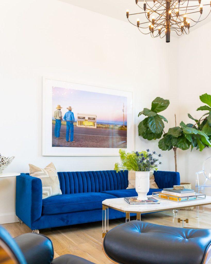 Position a bold blue sofa as the centerpiece of your ⁣living room