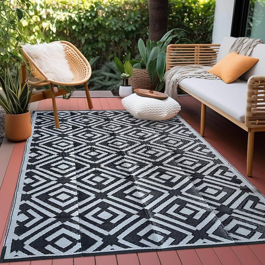 Use ⁤outdoor rugs to define zones on your small balcony