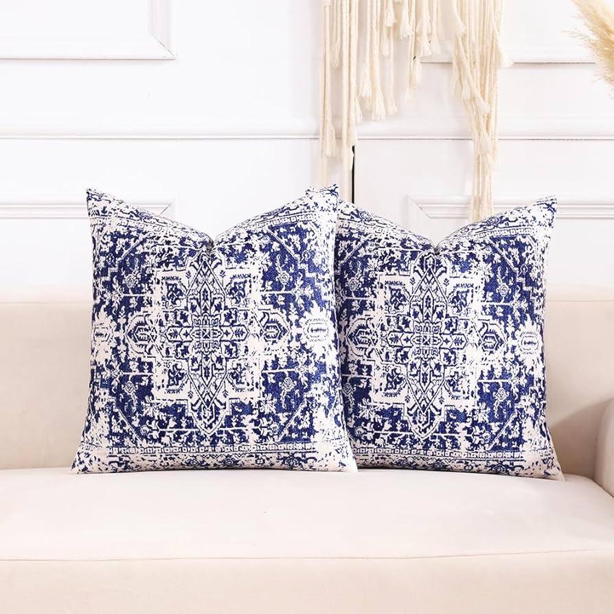 Layer blue shades ⁤with‍ cushions ⁤to enrich your‍ blue living room