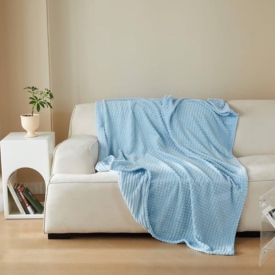 Style a⁣ cozy throw blanket​ for warmth in your blue living ⁤room