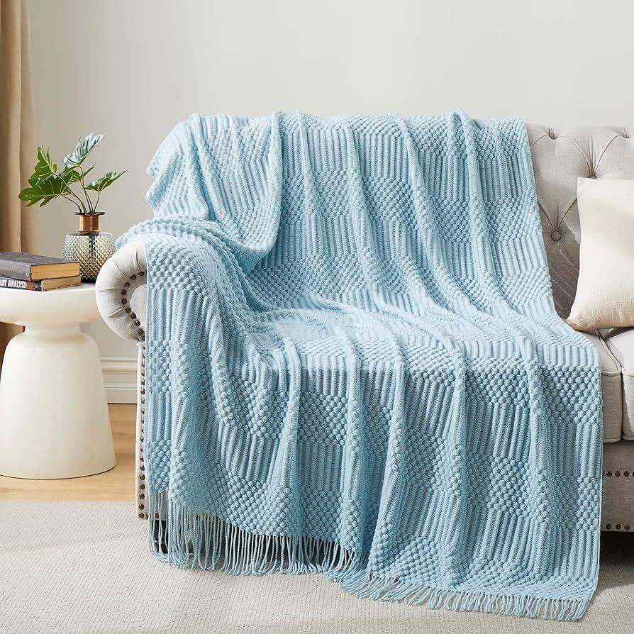 Introduce ‌decorative throws for added ​comfort in your blue living room