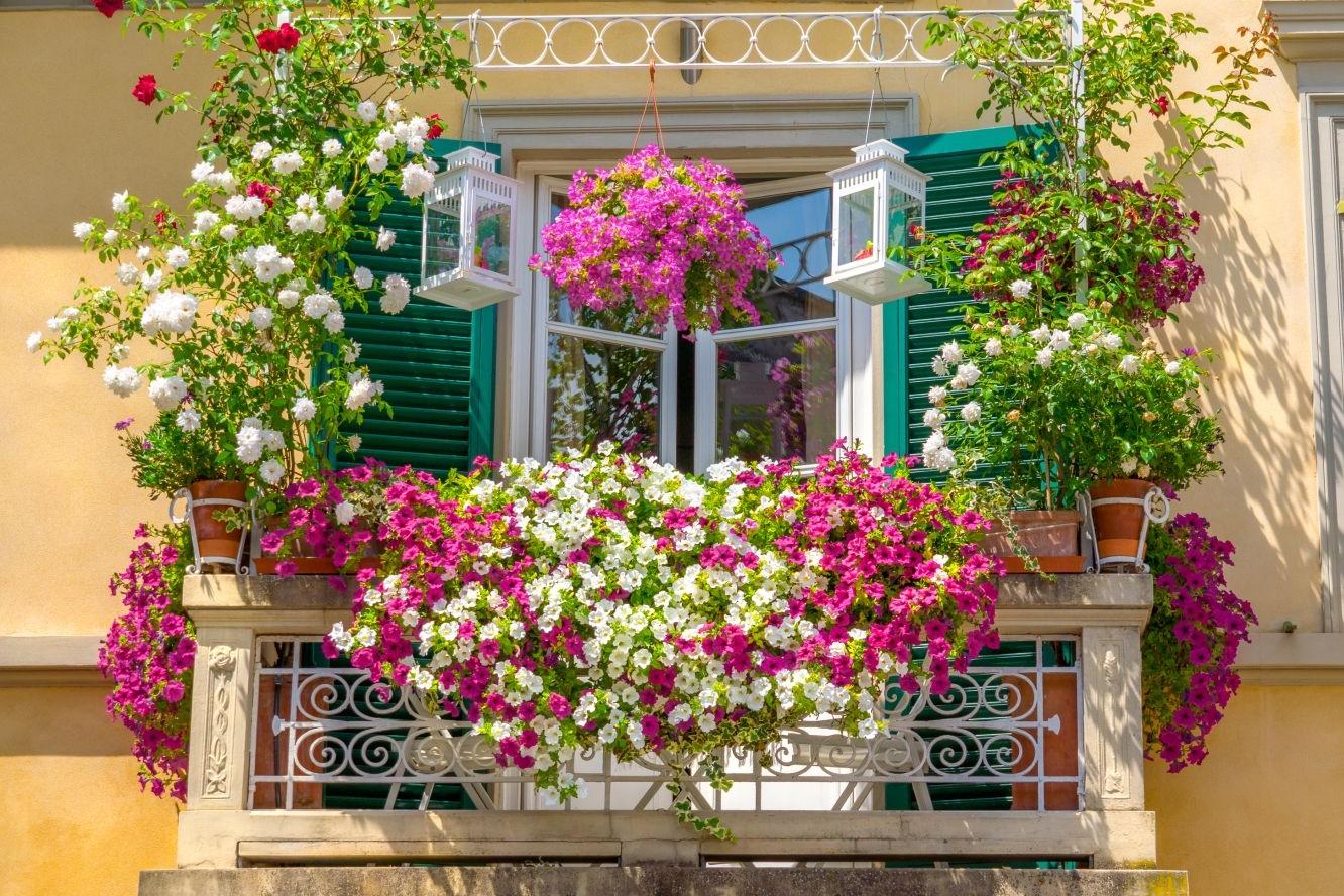 Hanging ⁤planters beautify your small balcony while freeing up room underneath