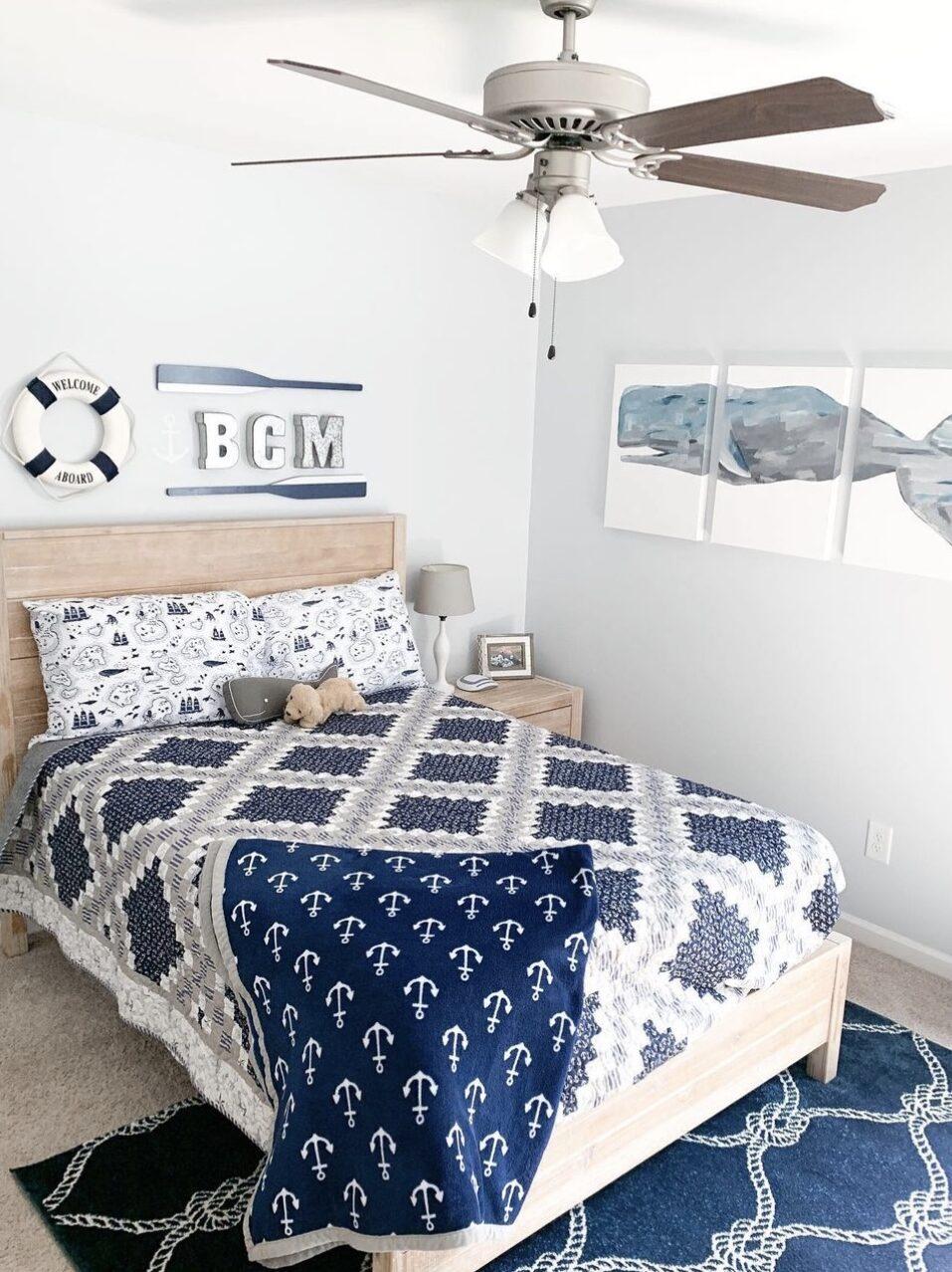 Nautical bedroom: ​Sailor motifs and navy tones deliver seaside ⁢charm