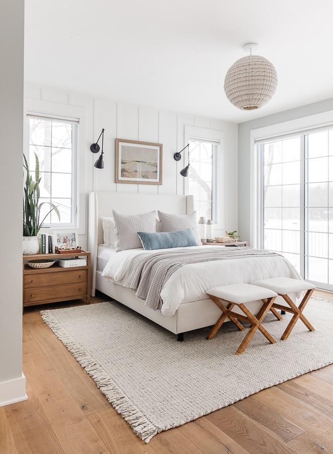 Coastal‌ bedroom: Soft hues‌ and ⁣natural⁣ elements‌ bring ⁣beach vibes indoors