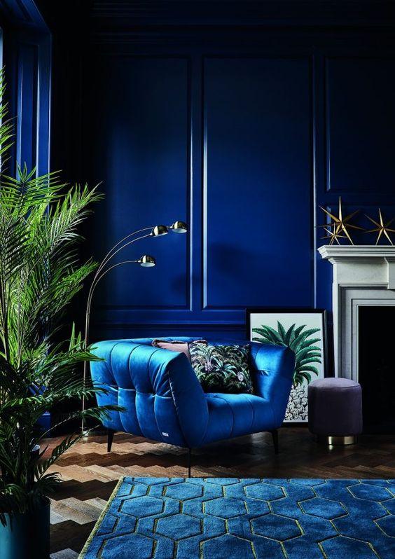 Use ⁢a bold accent wall to‍ define your blue living rooms​ character