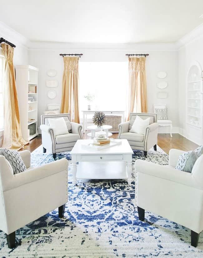 Combine blue‍ and white for a fresh, airy blue living room