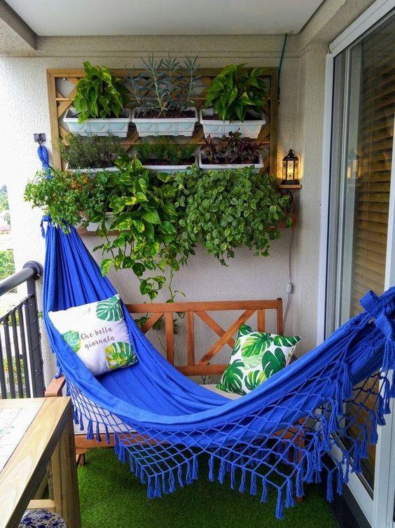 Install⁣ a‍ hammock ​for relaxation ​in your backyard haven