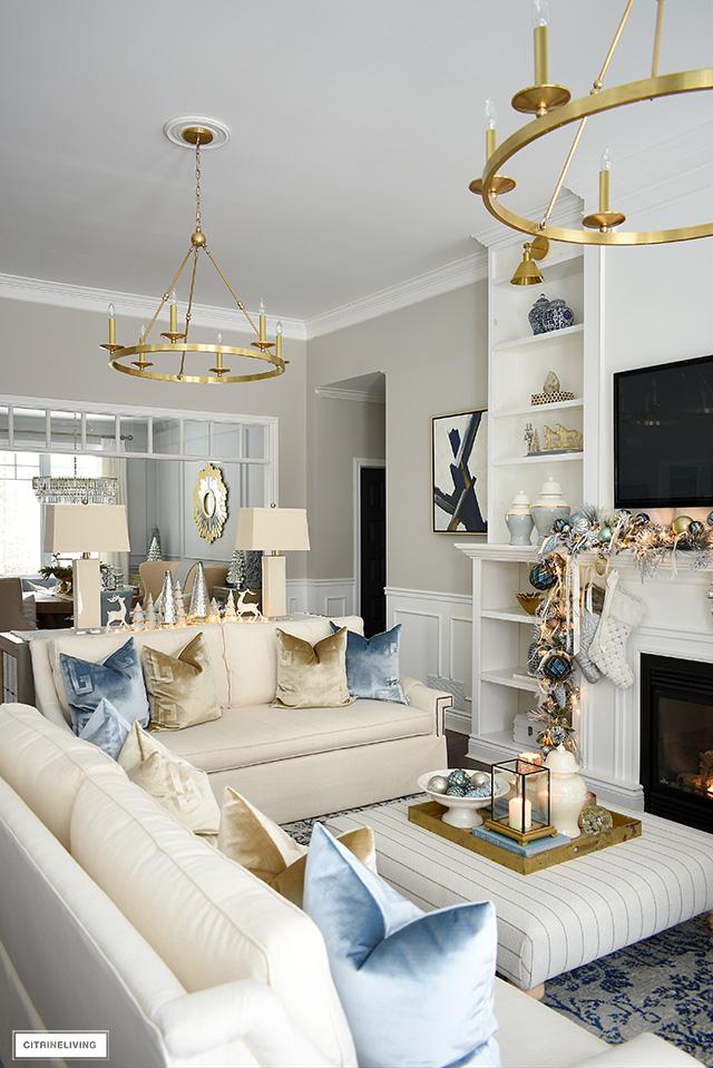 Pair​ gold‍ accents with blue for a ⁢touch of glam ⁢in your living ⁢room