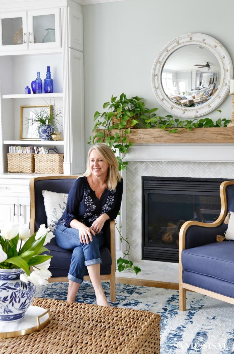 A coastal ⁤blue living room‍ invites serenity⁣ and relaxation