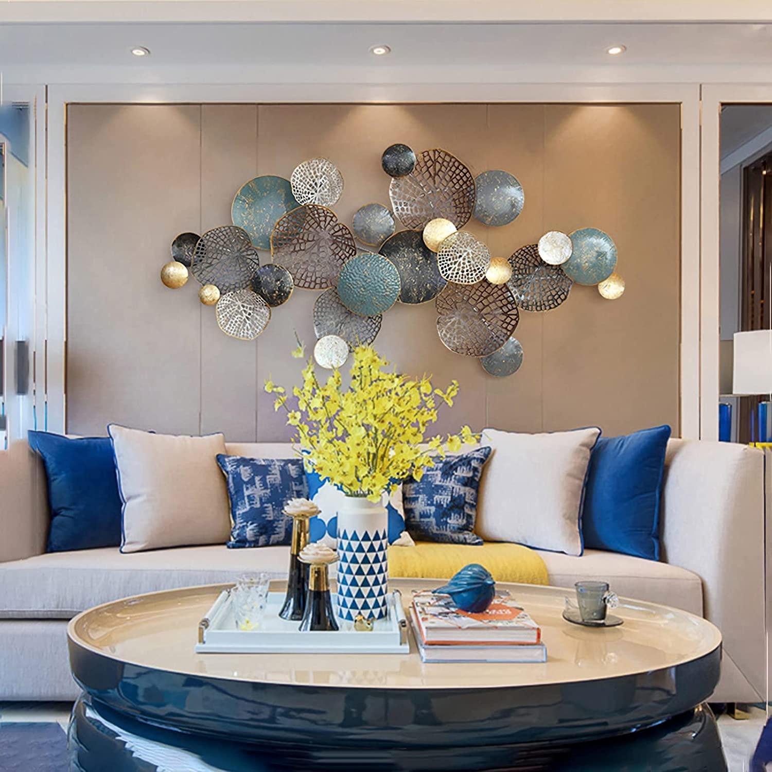 A blue⁤ living room adorned with metallics adds glamour