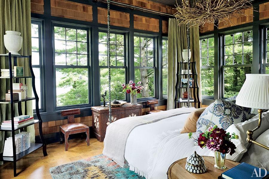 Rustic⁢ bedroom:⁤ Warm wood ⁤tones and nature-inspired decor for cozy retreat