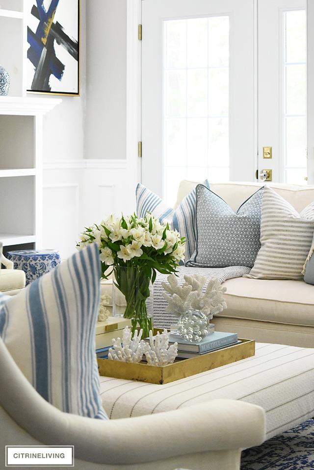 Embrace soft coastal hues ‌for a calming blue living room