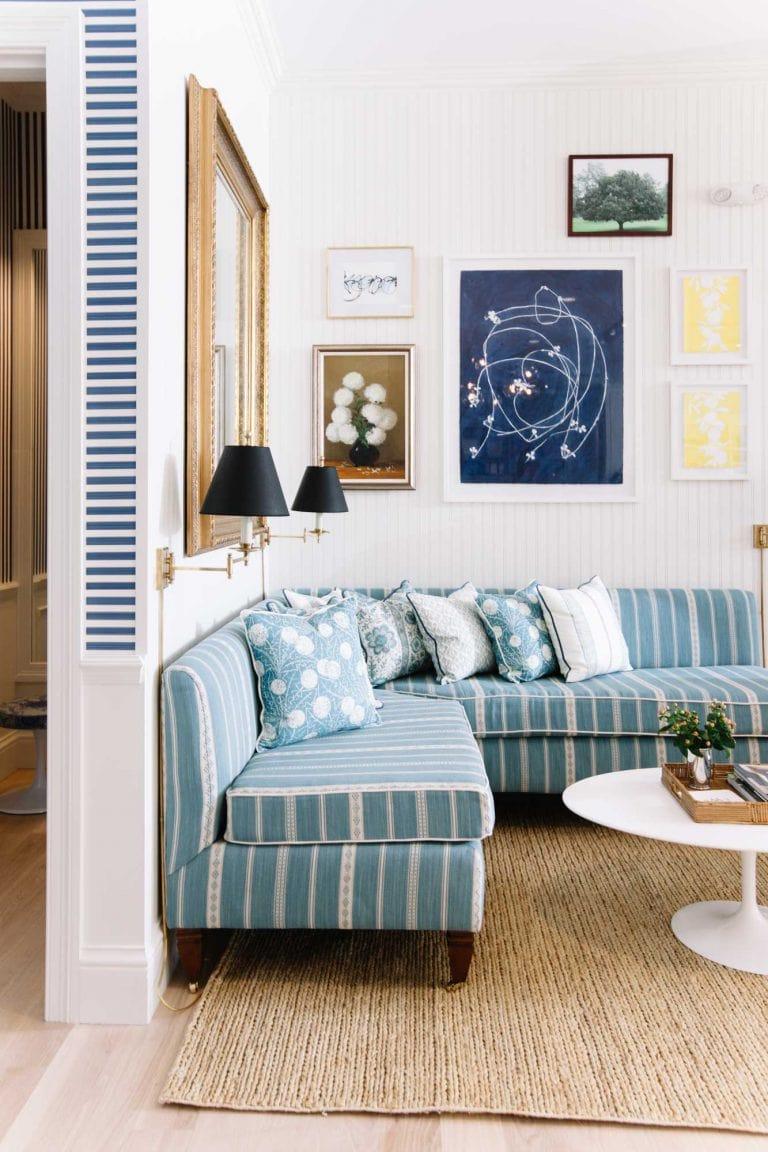 Use neutral furniture to balance ⁢bold blue accents beautifully