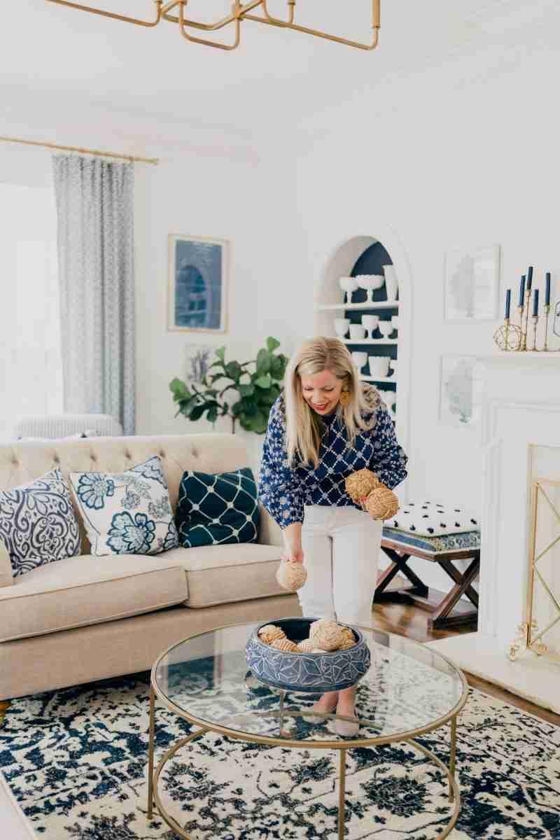 Combine navy and white for a chic blue living​ room palette