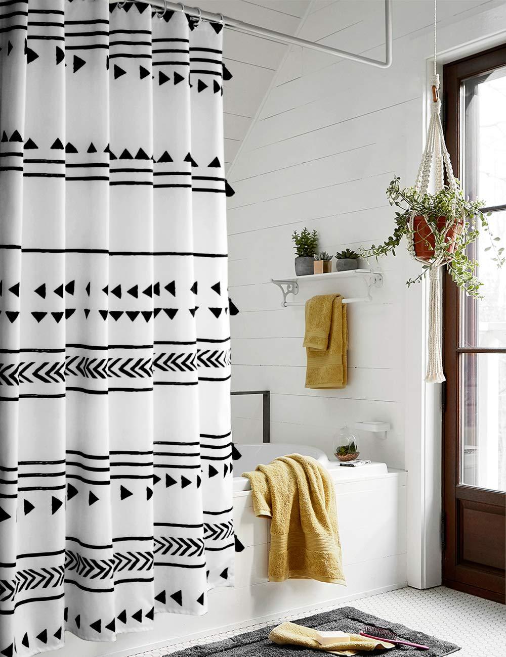 Use a bold shower curtain to ‍make a statement⁤ in your boho bathroom