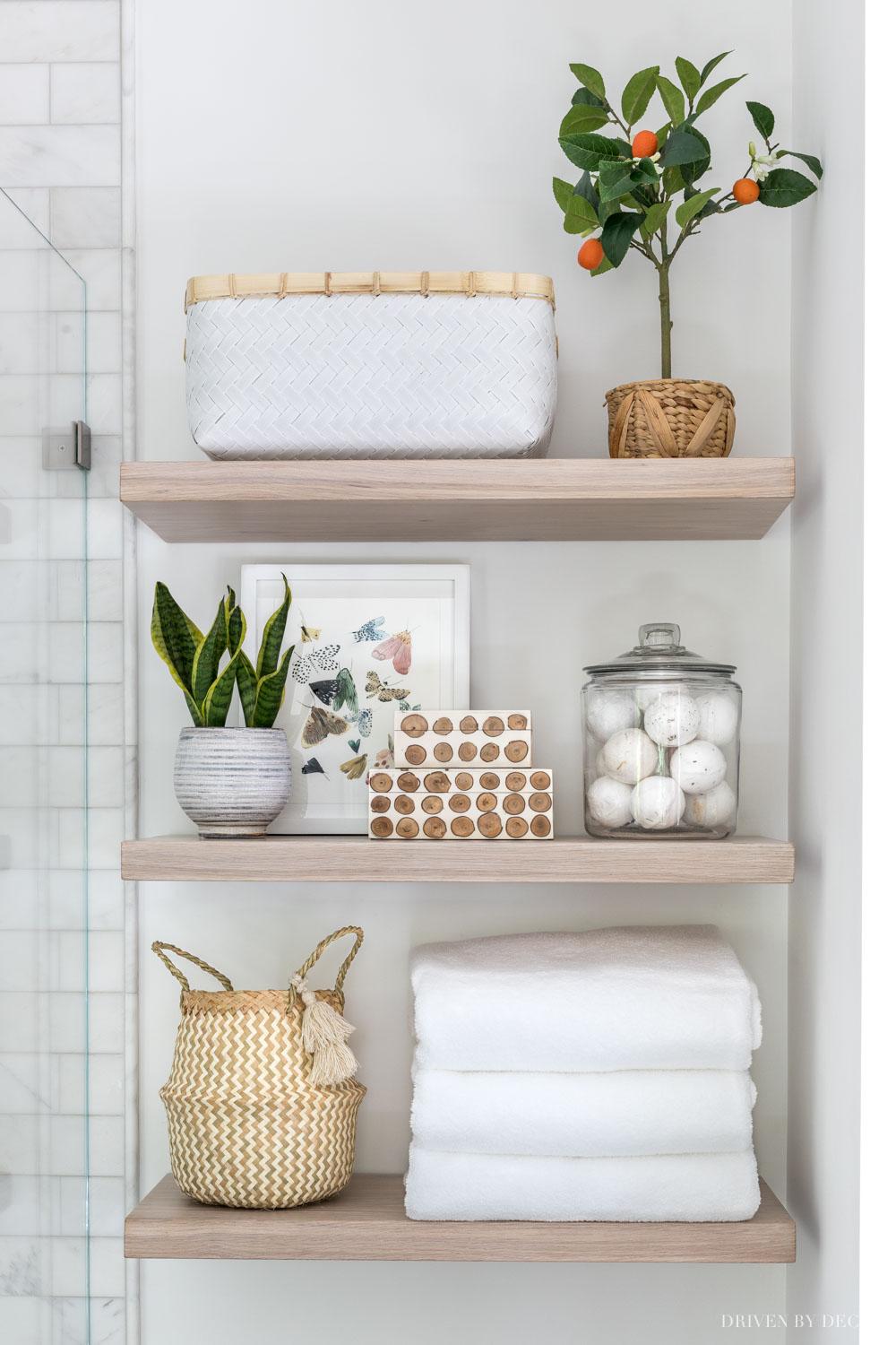 Utilize open shelving ‌to ​display⁤ boho bathroom essentials beautifully