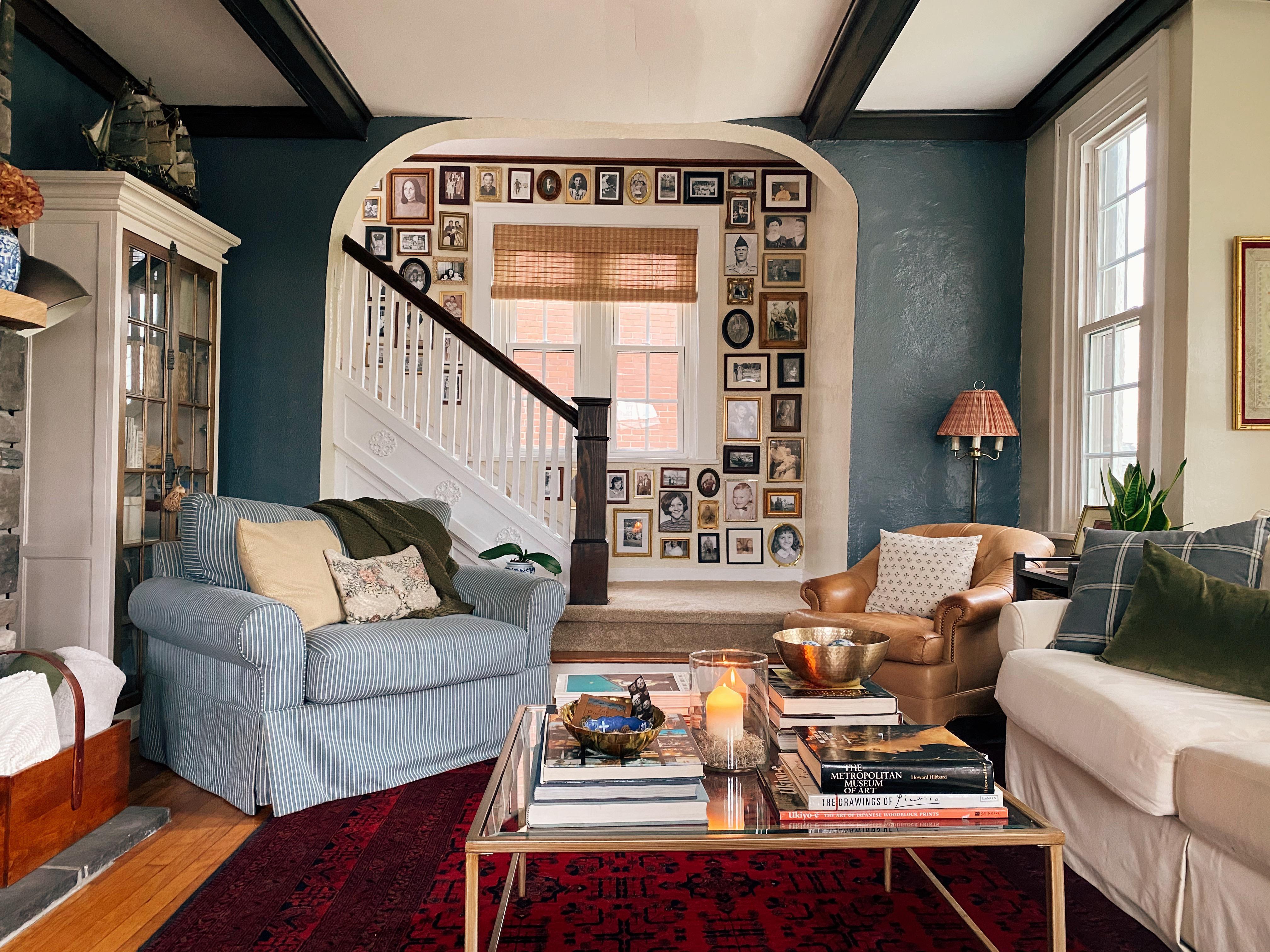 Create a gallery wall ⁤showcasing family photos in your ‌blue living room