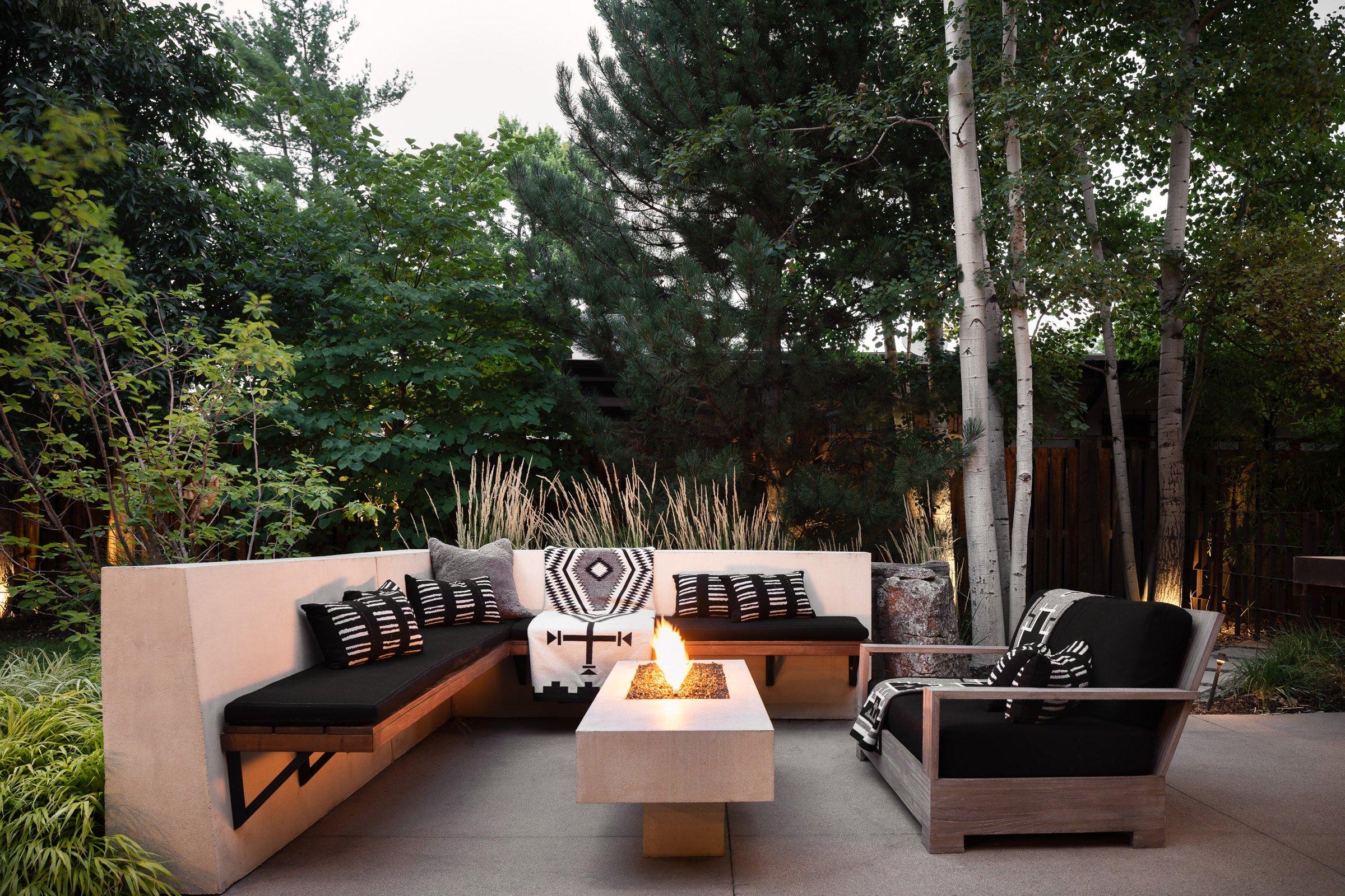 Modern fire table ‍as a focal point in your backyard ‍space