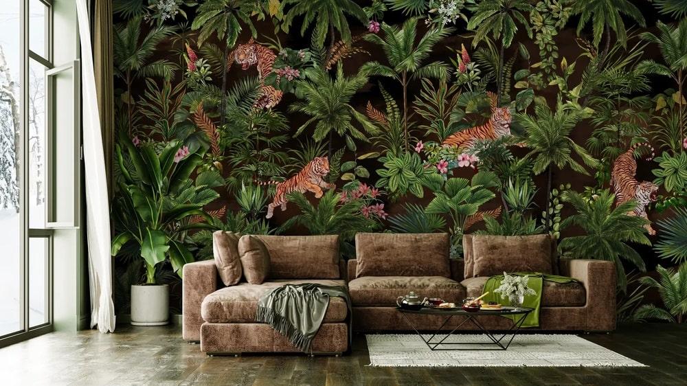 Tropical Living Room: Lush greenery⁣ and bold prints bring the outdoors in