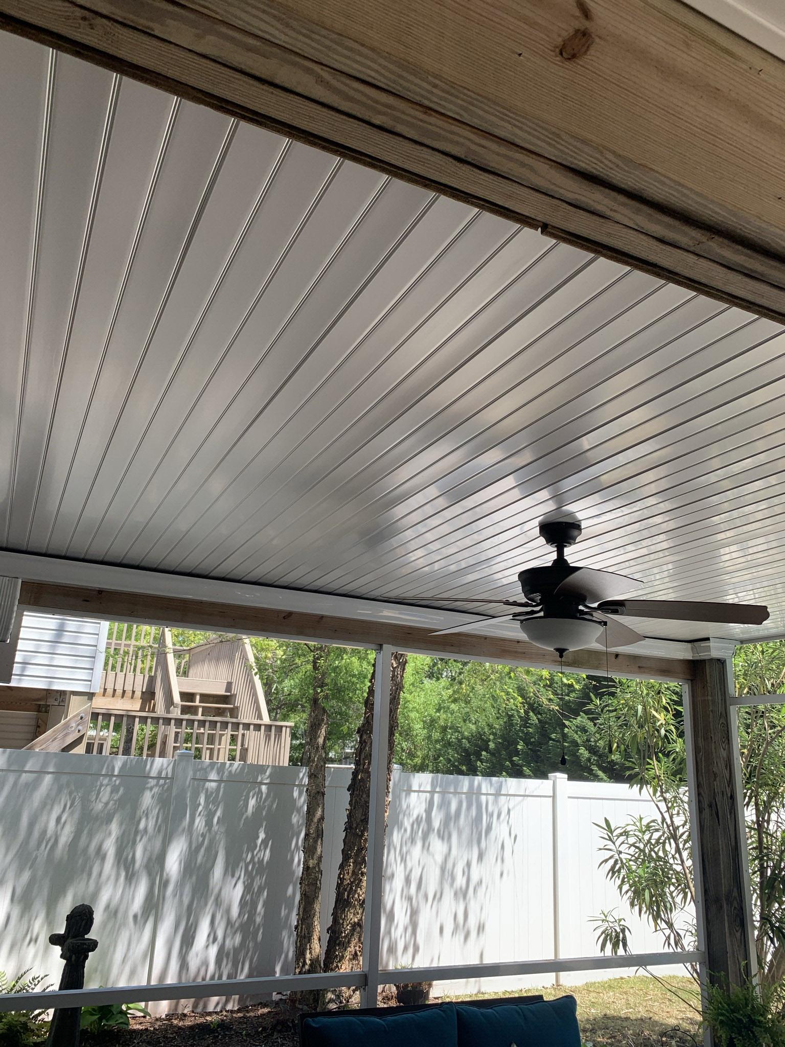 Use a ⁢ceiling fan to keep cool air flowing on your Screened Porch