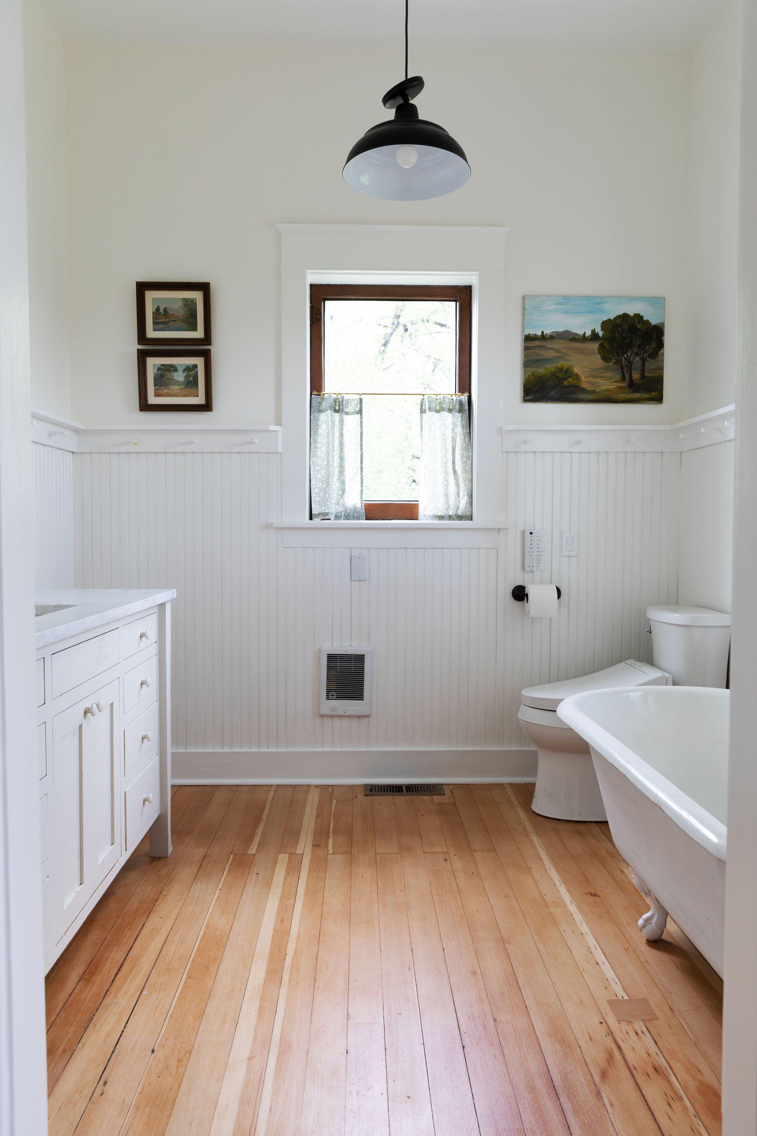 Vintage-inspired clawfoot tubs⁢ add a timeless charm to any‍ farmhouse bathroom