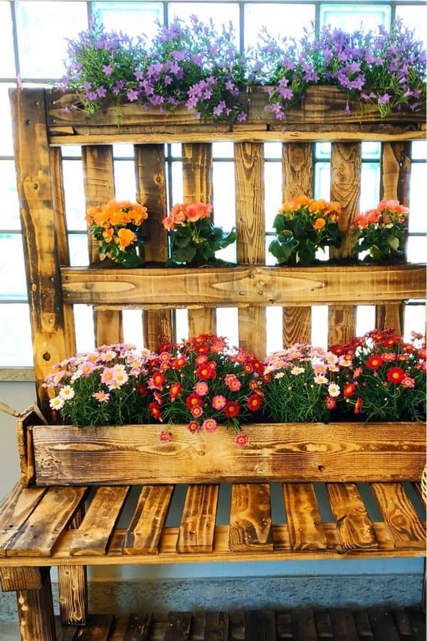 Transform pallets⁢ into a creative​ garden bench with space‌ for flowers