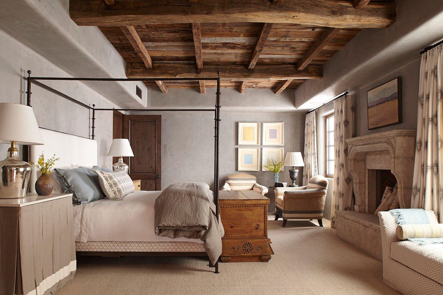 Farmhouse Bedroom: Feature rustic⁢ wood ​accents and⁢ charming textiles for warmth