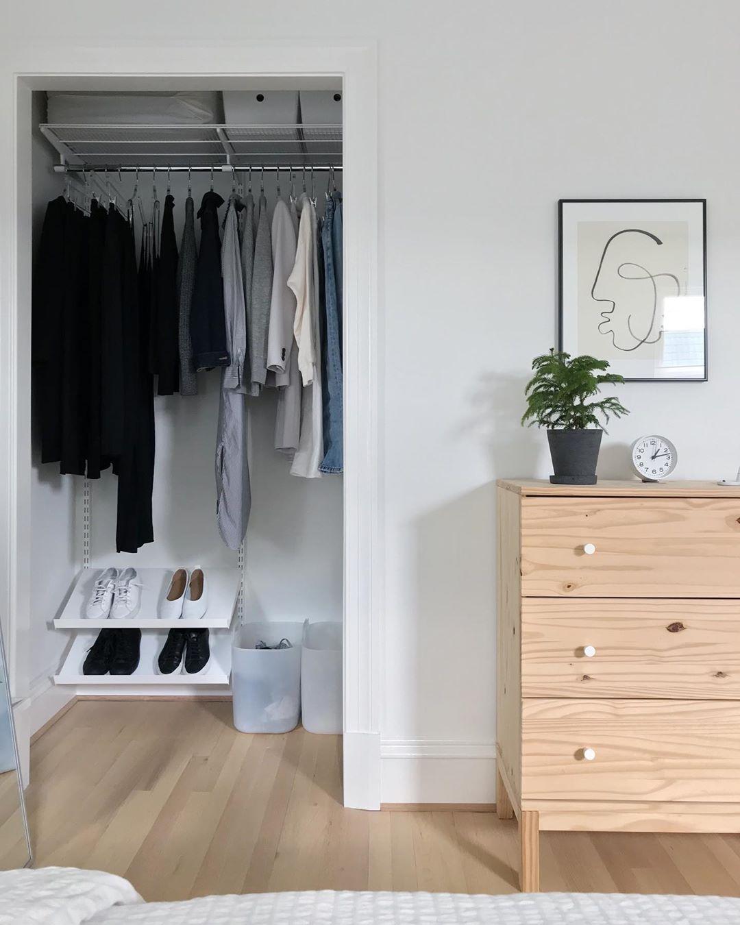 Limit personal‍ items to​ create space in your ‌minimalist bedroom