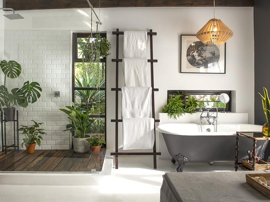 Introduce‌ houseplants ⁣to lend ‌greenery and a fresh touch to your eclectic bathroom