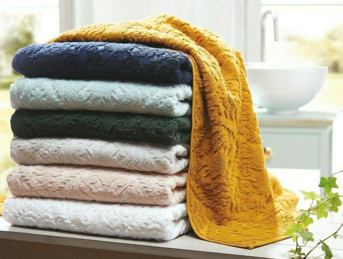 Hang soft, fluffy towels ⁤for a cozy ​Chalet Bathroom​ touch