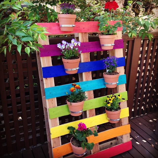 Colorful Pallet Garden: Brighten your⁣ yard with painted, vibrant pallet displays