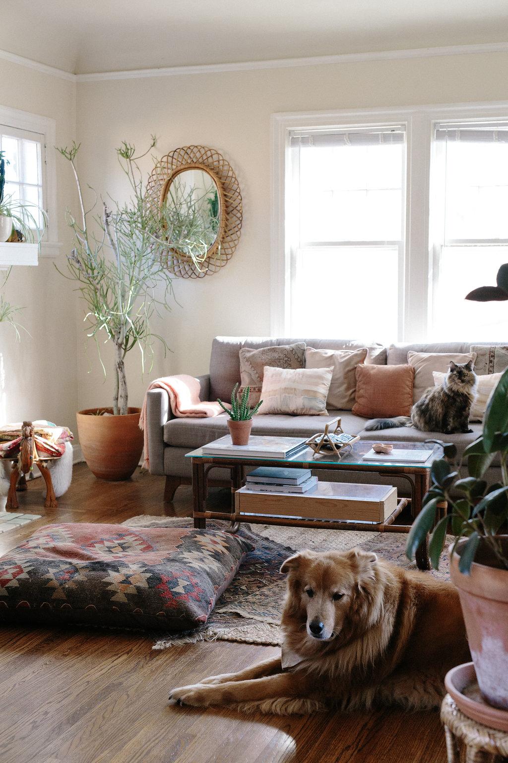 Select​ vintage furniture pieces that tell a‍ story in your⁤ Boho Living Room