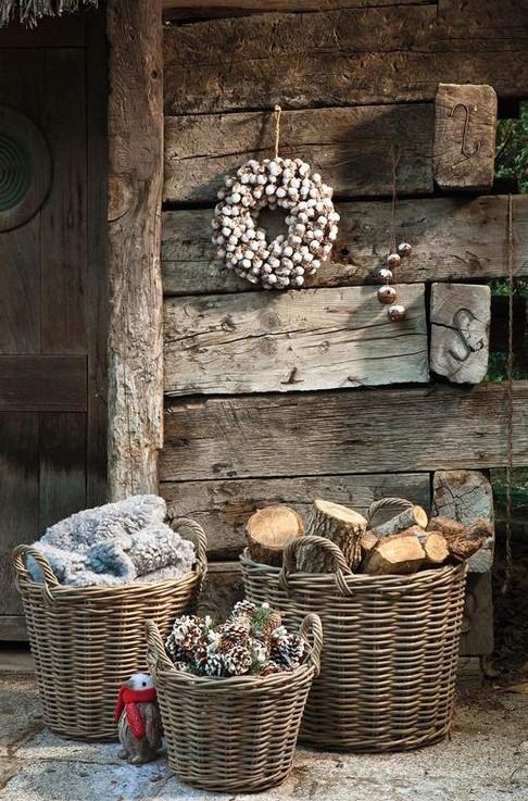 Use decorative⁢ storage baskets to declutter your⁤ screened porch