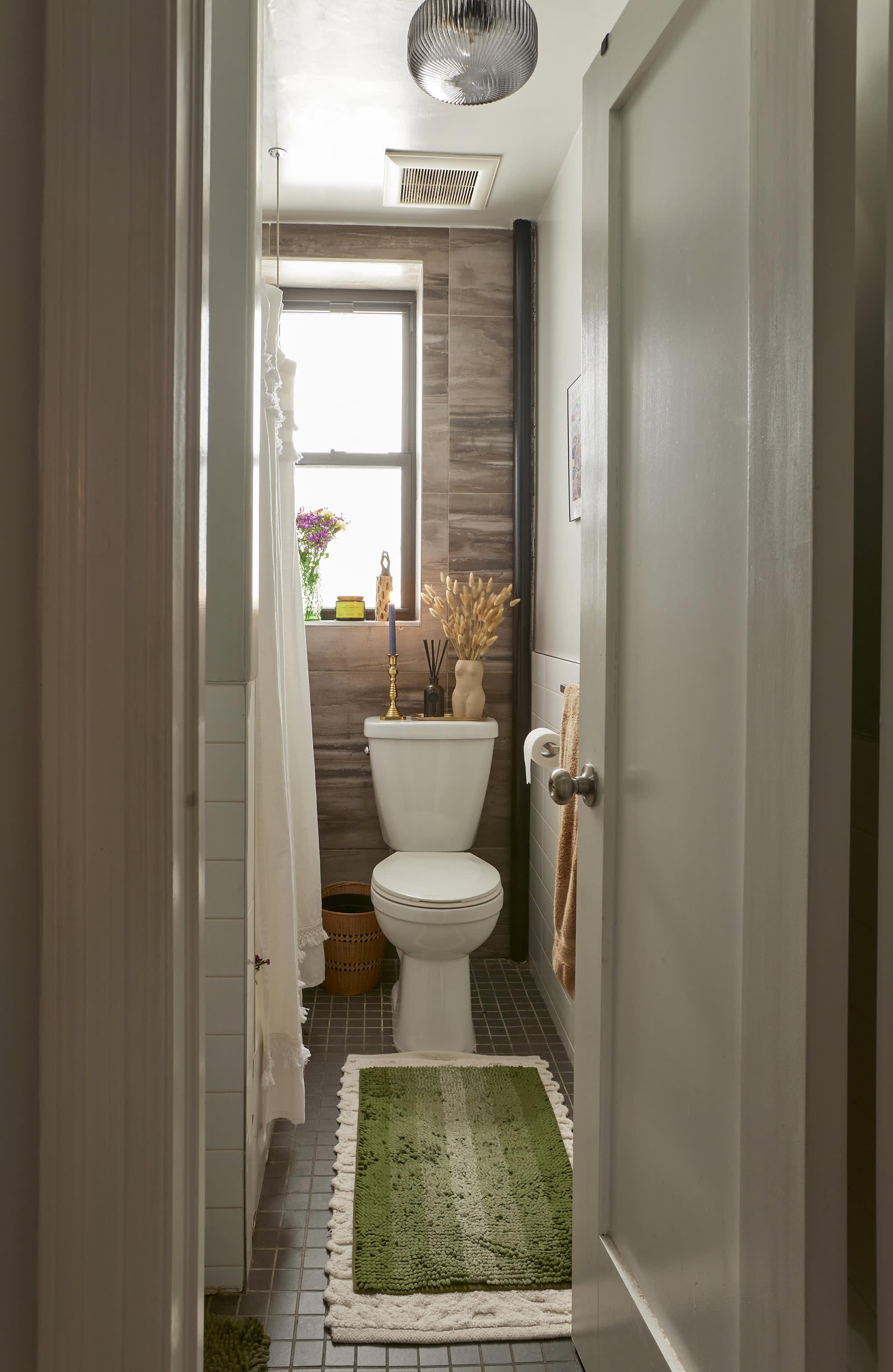 Layer rugs with‍ different textures for an inviting‍ eclectic bathroom atmosphere