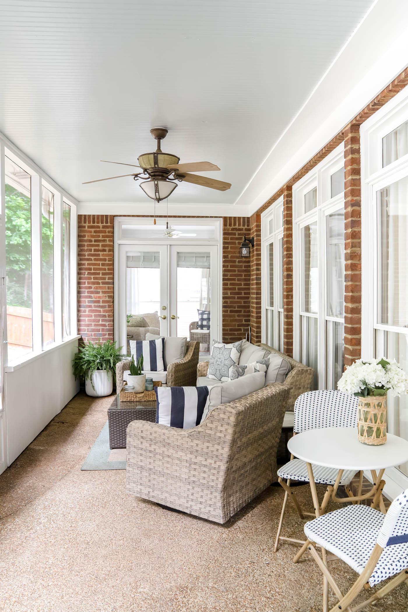 Hang artwork or photos to personalize your‌ screened porch