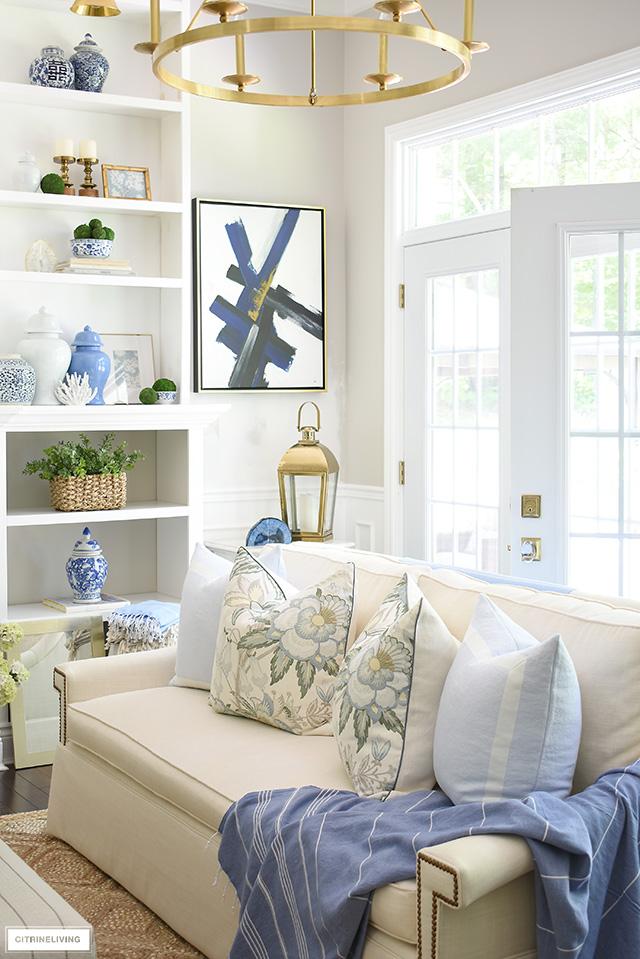 Incorporate⁢ greenery to refresh⁤ your tranquil blue ⁢living ⁤room ​space