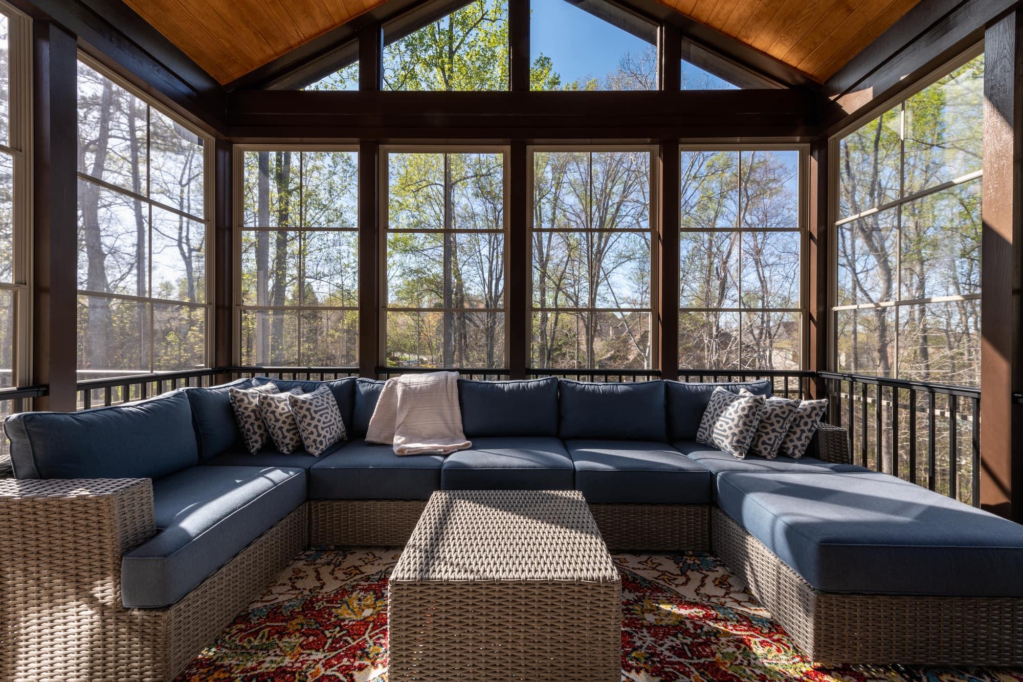 Opt for multifunctional furniture to maximize space on your screened‌ porch