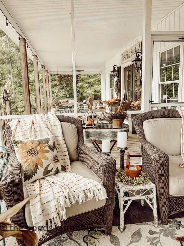 Add colorful throw⁢ pillows to your screened porch for a vibrant⁣ touch