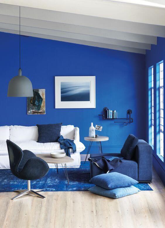 Showcase a gallery wall⁤ in your​ vibrant blue living room