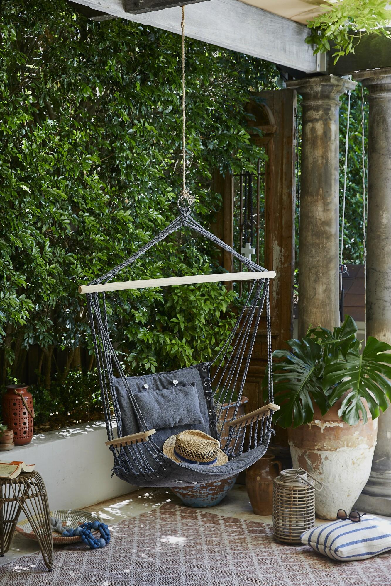 Create a​ cozy‌ reading nook in your backyard