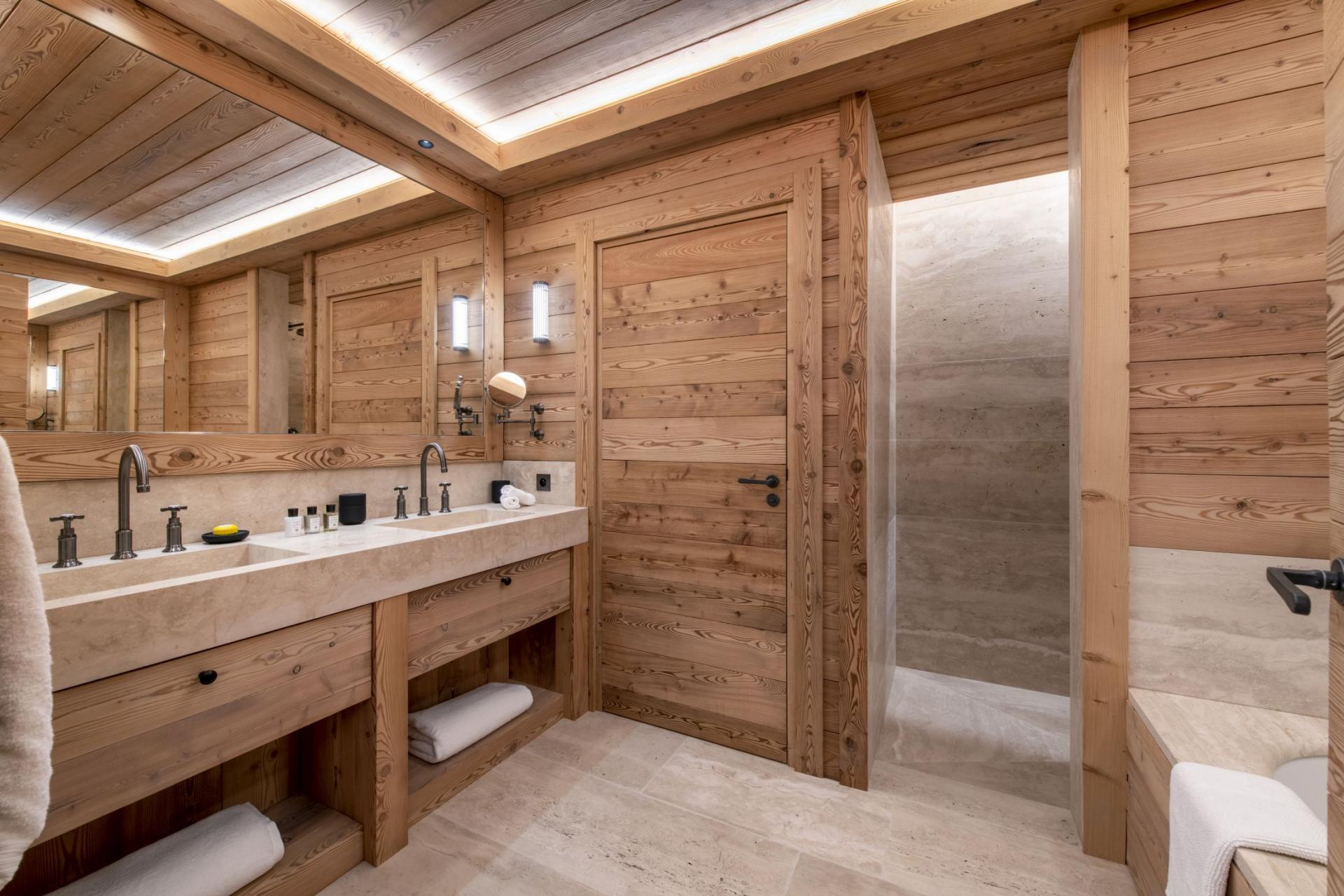 High-quality toiletries for indulgence in your chalet bathroom ⁢retreat