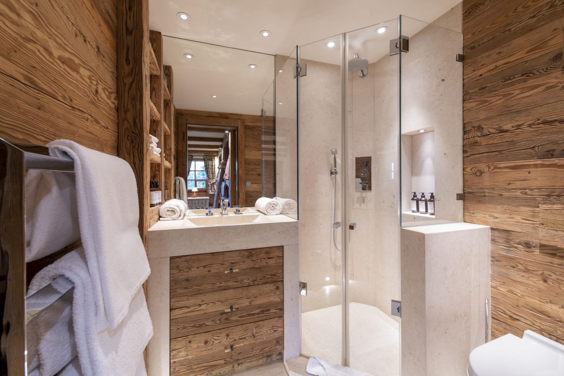 Hang plush ‌towels‍ for a touch of luxury in your⁣ Chalet Bathroom