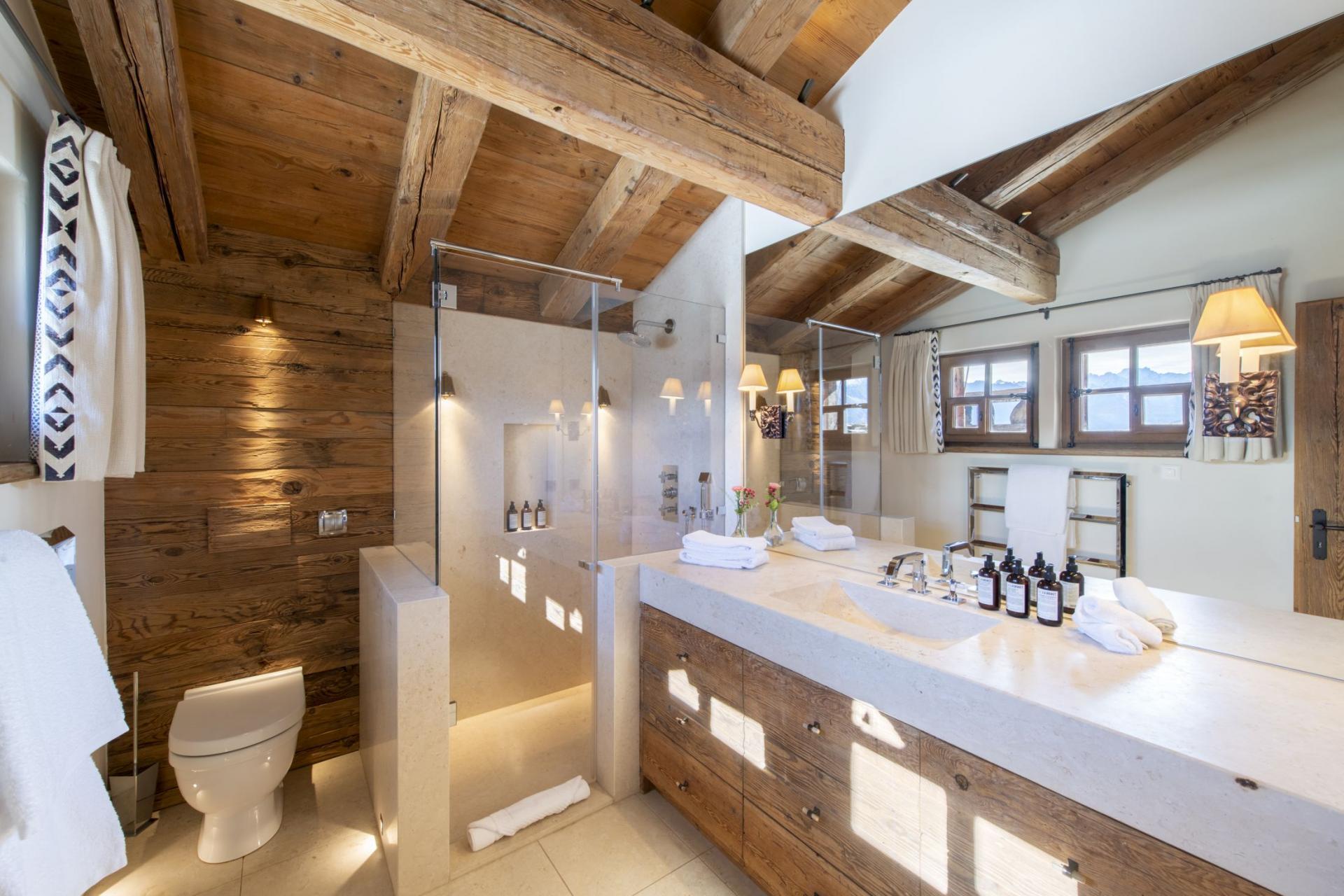 High-quality toiletries for ‌a luxurious chalet bathroom experience